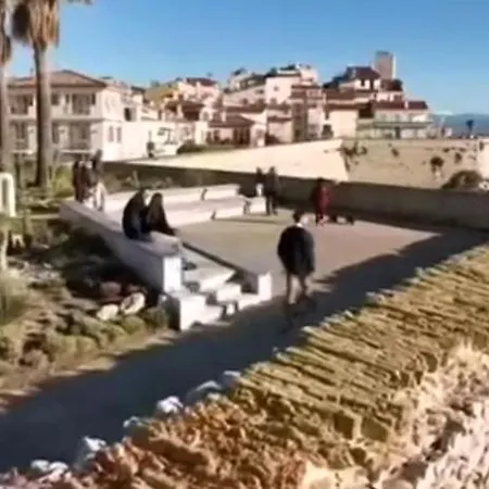 Vue Et Remparts. Entre Vieille Et Plages * Αντίμπ